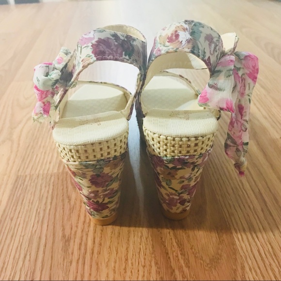 Cute floral wedges with ribbon side ties! - Picture 2 of 8